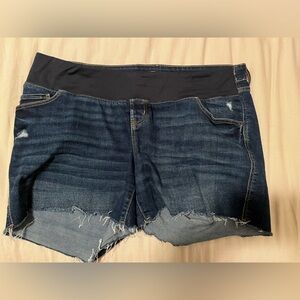 Old navy maternity Jean shorts. Size 14. Great condition!